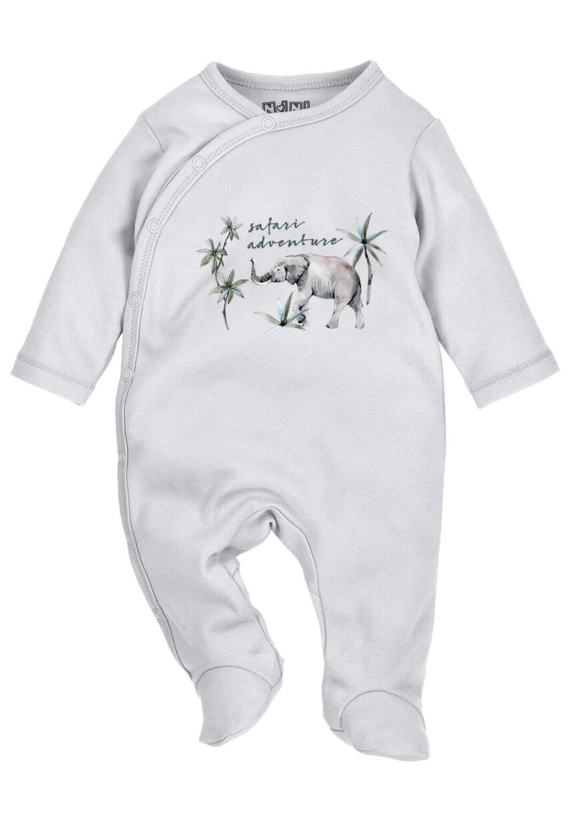 Witte katoenen babyoverall met lange mouwen en drukknoopsluitingen. Voorzien van een olifantenafbeelding en tropische bladeren met de tekst "safari avontuur".