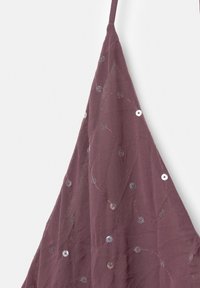 Rochie violet fără mâneci, dintr-un material texturat, cu paiete circulare cusute într-un model de diamant și bretele delicate.