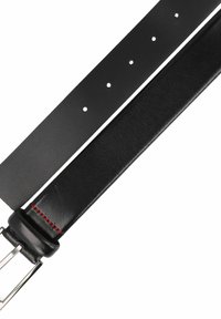 Cinturón de piel negra con un acabado suave, hebilla rectangular de plata y costura roja a lo largo del borde. Ajustes de cinco agujeros.