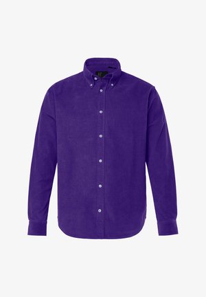 Fioletowa koszula z długim rękawem z materiału sztruksowego, zapinana na guziki, z kołnierzykiem typu button-down i siedmioma guzikami z przodu, wyeksponowana na białym tle.