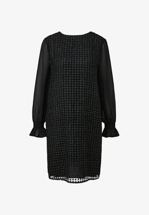 Czarna sukienka z teksturowaną górą, przezroczystymi czarnymi długimi rękawami, falbankowymi mankietami oraz falowanym wykończeniem na dole. Posiada okrągły dekolt.