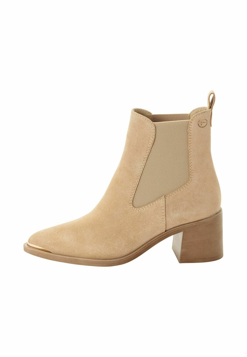 Beige semišové kotníkové boty s elastickými bočními panely, čtveratou špičkou a blokovým podpatkem. Na zadní straně je poutko pro snadné obouvání.