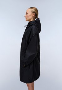Parka nera impermeabile con cappuccio regolabile, vita con cordino, tasche frontali e polsini elastici. Tessuto liscio e design lunghezza al ginocchio.