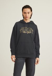 Tommy Jeans - LUXE VARSITY HOODIE - Sweatshirt - black Thumbnail Image 1