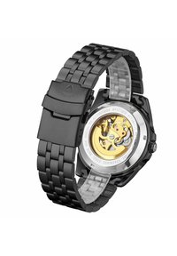 Zwarte roestvrijstalen horloge met een transparante achterkant die een gouden uurwerk onthult. Plat, schakelarmbandontwerp met een sluiting.
