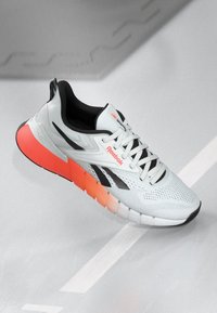 Încălțăminte de alergare Reebok, cu un superior din plasă gri ușor, accente negre și o talpă cu gradient de la portocalie la alb. Prezintă șireturi la față.