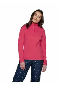 Pullover in pile di colore rosa brillante con zip a un quarto. Abbinato a pantaloni blu scuro con fantasie di stelle bianche. Maniche lunghe, texture morbida.