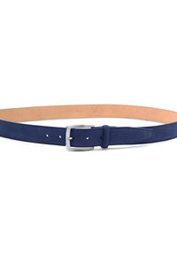 Donkerblauwe suède gordel met een gladde textuur, een zilverkleurige metalen gesp en geperforeerde gaten voor aanpassing; leren achterzijde.