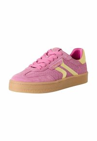 Baskets en daim rose avec des accents jaunes, semelle en caoutchouc, panneau latéral texturé et lacets plats. Présente un design en relief sur le dessus.