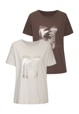 Set aus zwei kurzärmeligen T-Shirts: eines beige mit Palmendruck, das andere braun, beide aus weichem Stoff mit lockerer Passform.