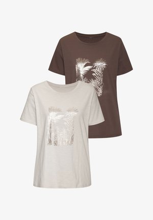 Conjunto de dos camisetas de manga corta: una beige con un estampado de palmera y la otra marrón, ambas hechas de una tela suave con un ajuste relajado.