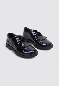 Zapatos de charol en color azul marino con punta redonda, diseño de cordones y detalles de flecos en la parte superior. Suela de goma negra con textura antideslizante.