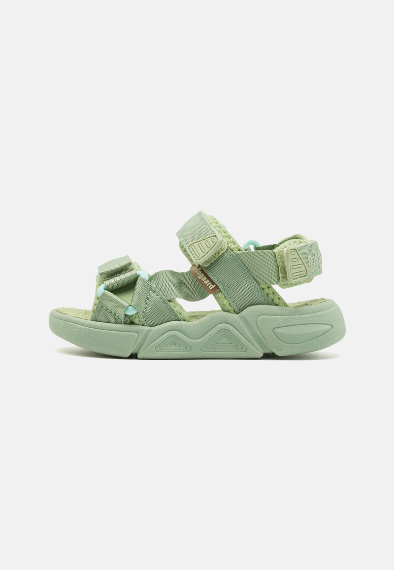 Sandal verde-claro com tiras ajustáveis, palmilha acolchoada, sola texturizada e sola moldada em borracha para tração.