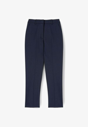 Pantalones ajustados de color azul marino con pliegues en la parte delantera, pasadores para cinturón, dos bolsillos laterales inclinados y un diseño de pierna recta. Textura de tela suave.