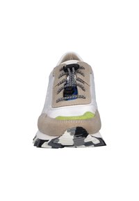 Sneaker bianca e beige con dettagli in suede testurizzato, suola multicolor, lacci in bianco e nero, e un dettaglio verde vicino alla punta.