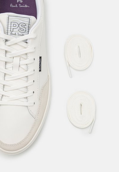 Valge nahast tenniseking, millel on külgmisel küljel tekstuurse halli sametise aktsent, valged paelad ja kaks täiendavat valget paela kõrval.