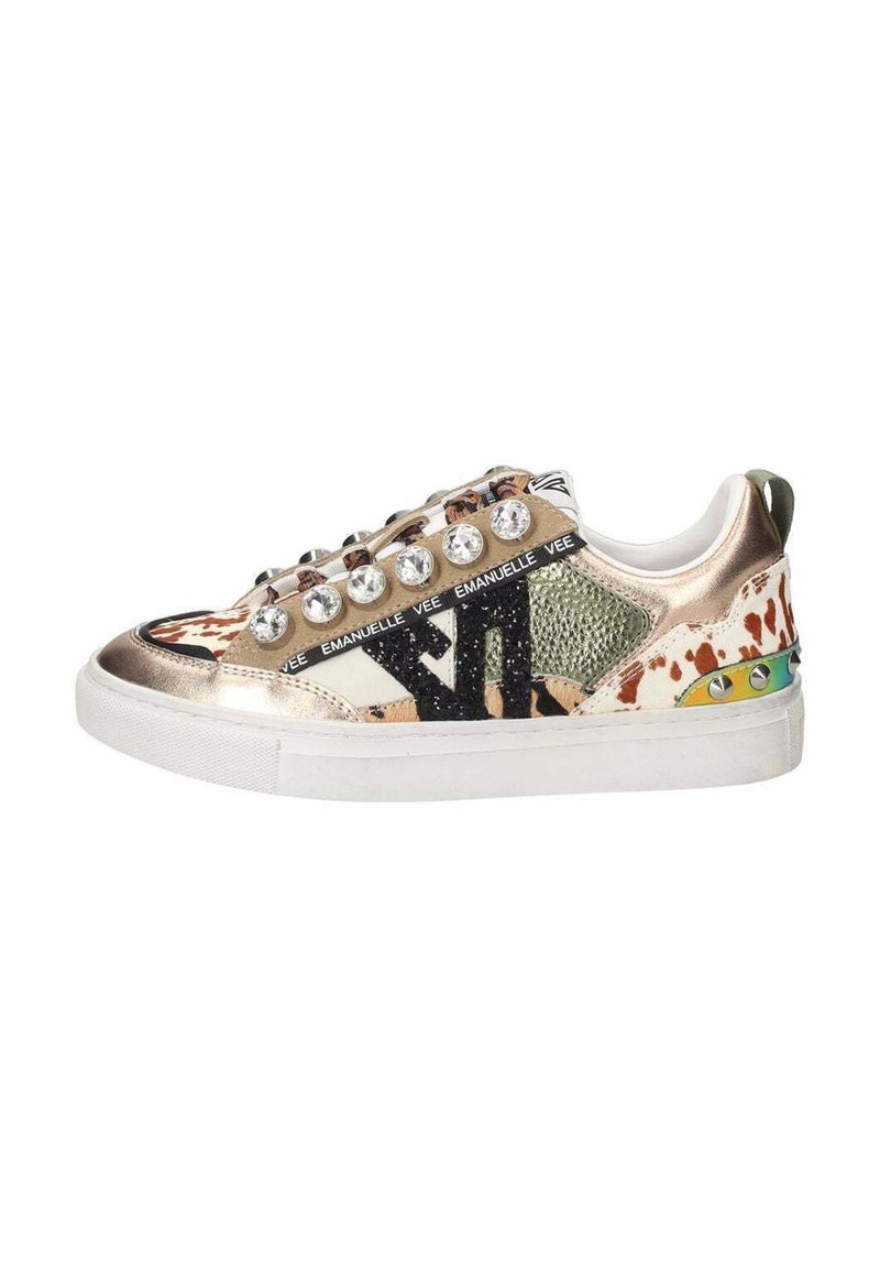 Sneaker metallizzati dorati con texture miste, caratterizzati da stampa animale, accenti di strass, branding nero e dettagli a motivo sul tallone.