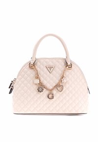 Borsa a tracolla crema trapuntata con manici superiori doppi, hardware dorato, dettagli con charm e una placca con logo triangolare sul davanti.