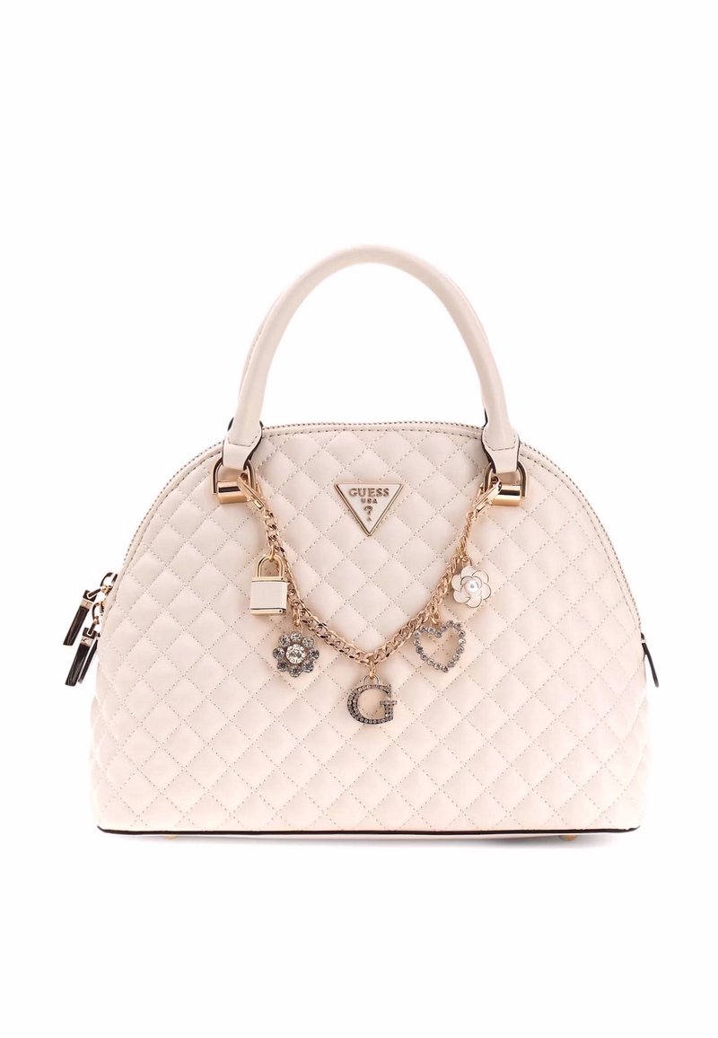 Borsa a tracolla crema trapuntata con manici superiori doppi, hardware dorato, dettagli con charm e una placca con logo triangolare sul davanti.