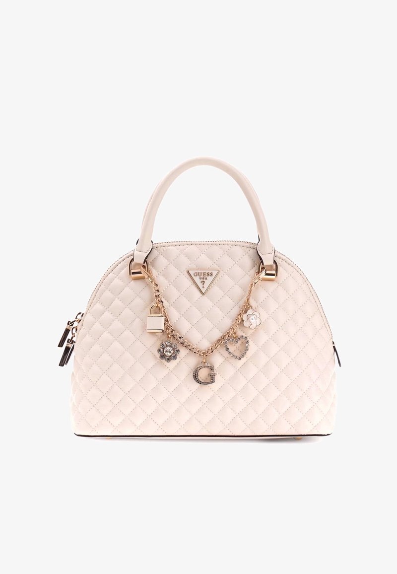 Borsa a tracolla crema trapuntata con manici superiori doppi, hardware dorato, dettagli con charm e una placca con logo triangolare sul davanti.