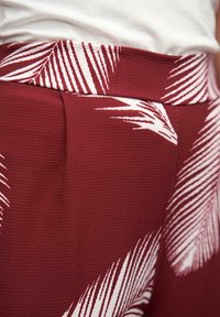 Cloud 5ive SOMMER MIT WEITEM BEINSCHNITT UND FEDERPRINT - Pantaloni - bordeaux