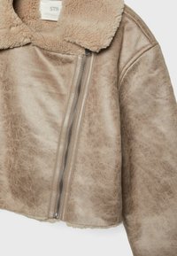 Stradivarius Bunda z umělé kůže - light brown