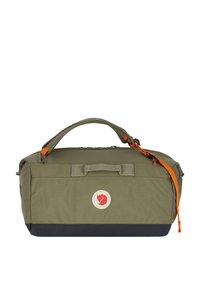 Borsa duffel verde oliva con una tracolla arancione regolabile, manico superiore, tessuto testurizzato e pannello inferiore blu navy; presenta un logo circolare.