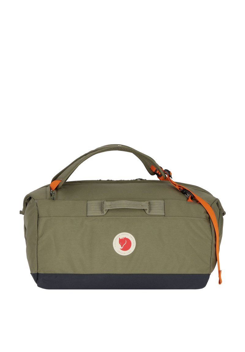 Borsa duffel verde oliva con una tracolla arancione regolabile, manico superiore, tessuto testurizzato e pannello inferiore blu navy; presenta un logo circolare.