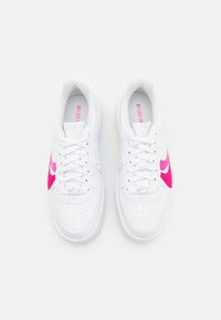 Bílé sportovní tenisky s růžovými detaily, hladkým syntetickým svrškem, perforovanou špičkou, kulatými tkaničkami a stélkami s logem značky. Minimalistický design.