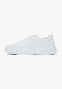Witte sneaker met een glad leren buitenkant, ronde neus, vetersluiting aan de voorkant en een dikke, gestructureerde zool. Heeft een minimalistisch ontwerp en hoge enkel.