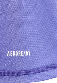 Paarse textuurstof met honingraatpatroon. Witte "AEROREADY" logo, geplaatst nabij de onderkant. Soepele stiksels langs de zoom.