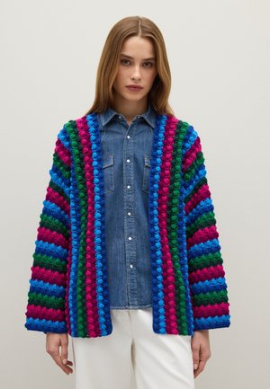 Cardigan all'uncinetto con strisce audaci in rosa, blu, verde e blu scuro. Presenta una vestibilità ampia con maniche larghe e lavorazione a maglia texture.