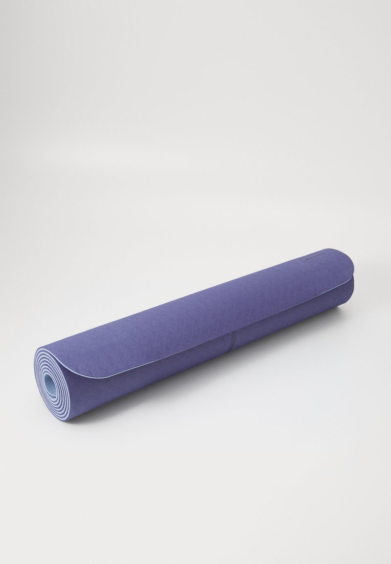 Tapis de yoga violet, enroulé, avec un motif texturé, des bords lisses et un dessous bleu clair contrastant. Matériau antidérapant.