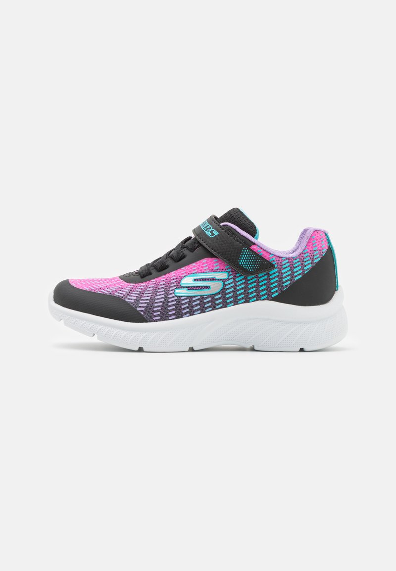 Zapatilla deportiva en negro y morado con parte superior de malla, suela blanca y correa ajustable. Presenta un patrón degradado y detalle del logo en el lado.