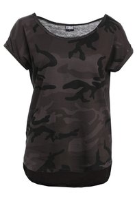 Černé maskáčové tričko s krátkým rukávem a kulatým výstřihem, vyrobené z měkké látky, s mírně delším zadním lemem pro uvolněný střih.