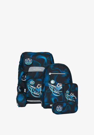 Set di zaini nero e blu con tema calcistico, composto da uno zaino grande, un astuccio e una piccola borsa, realizzati in materiale resistente.