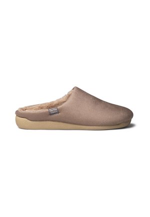 Chausson marron à enfiler avec doublure intérieure douce et duveteuse et semelle beige, vu de côté sur fond blanc.