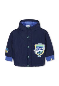 Tamsiai mėlynas puff'ų švarkas su kapišonu, priekyje su mygtukais, mėlyni raukiniai rankogaliai ir išsiuvinėta "All smile TEAM" emblema kairėje pusėje.
