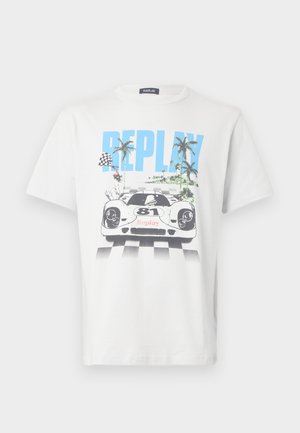 Balti medvilniniai marškinėliai, ant kurių pavaizduotas spalvingas lenktyninis automobilis, palmės ir languoti vėliavėlės, išryškintu užrašu „REPLAY“.