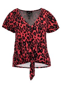 Blusa de estampado leopardo rojo y negro con escote en V, mangas cortas, cierre de botones y detalle de nudo en la parte delantera. Tejido suave con un ajuste relajado.