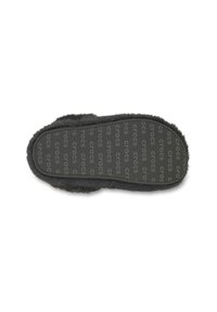 Czarna gumowa podeszwa z miękkim futrem w środku, z powtarzającym się wzorem logo "crocs" na powierzchni. Zaokrąglone krawędzie i teksturowana ramka.