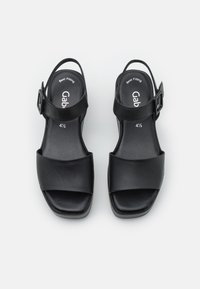 Černé kožené sandály se čtveratou špičkou, dvěma širokými pásky a s přezkou; navrženy pro pohodlí s polstrovanou stélkou.