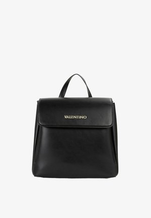 Sac à dos en cuir noir au design structuré, avec une poignée supérieure et un rabat avant arborant un logo "VALENTINO" doré. Texture lisse.