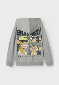 Sudadera gris con capucha, que presenta un gráfico en la parte posterior de monos de dibujos animados en marcos, y el texto "SOLO BUENAS VIBRACIONES".