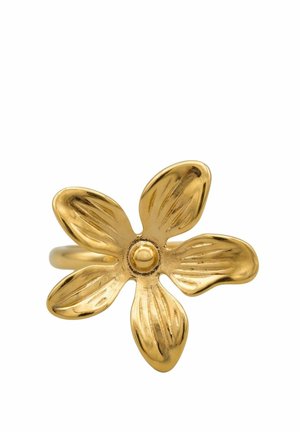 Goldener Ring mit einem fünfblättrigen Blumenmotiv, jedes Blütenblatt mit feinen Linien auf einer glatten Oberfläche graviert.