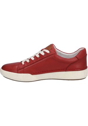 Sneaker rossa in pelle con lacci bianchi e suola testurizzata. Presenta una finitura liscia e un accento in pelle marrone sulla linguetta.