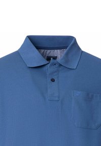 Granatowa koszulka polo z teksturowanym wykończeniem, z klasycznym kołnierzykiem, dwoma guzikami i kieszenią po lewej stronie.