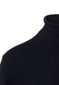 Ciemnogranatowy sweter z golfem wykonany z miękkiego dzianinowego materiału, z prążkowanym kołnierzem i mankietami, charakteryzujący się gładką fakturą i dopasowanym krojem.