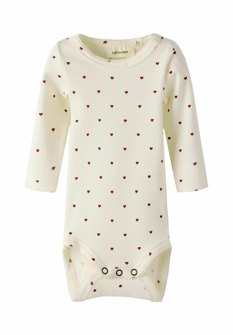 Kremowy bodziak dla niemowląt z długim rękawem, charakteryzujący się prążkowaną teksturą i małymi czerwonymi serduszkami rozrzuconymi po całej tkaninie. Zapięcie na napy u dołu.
