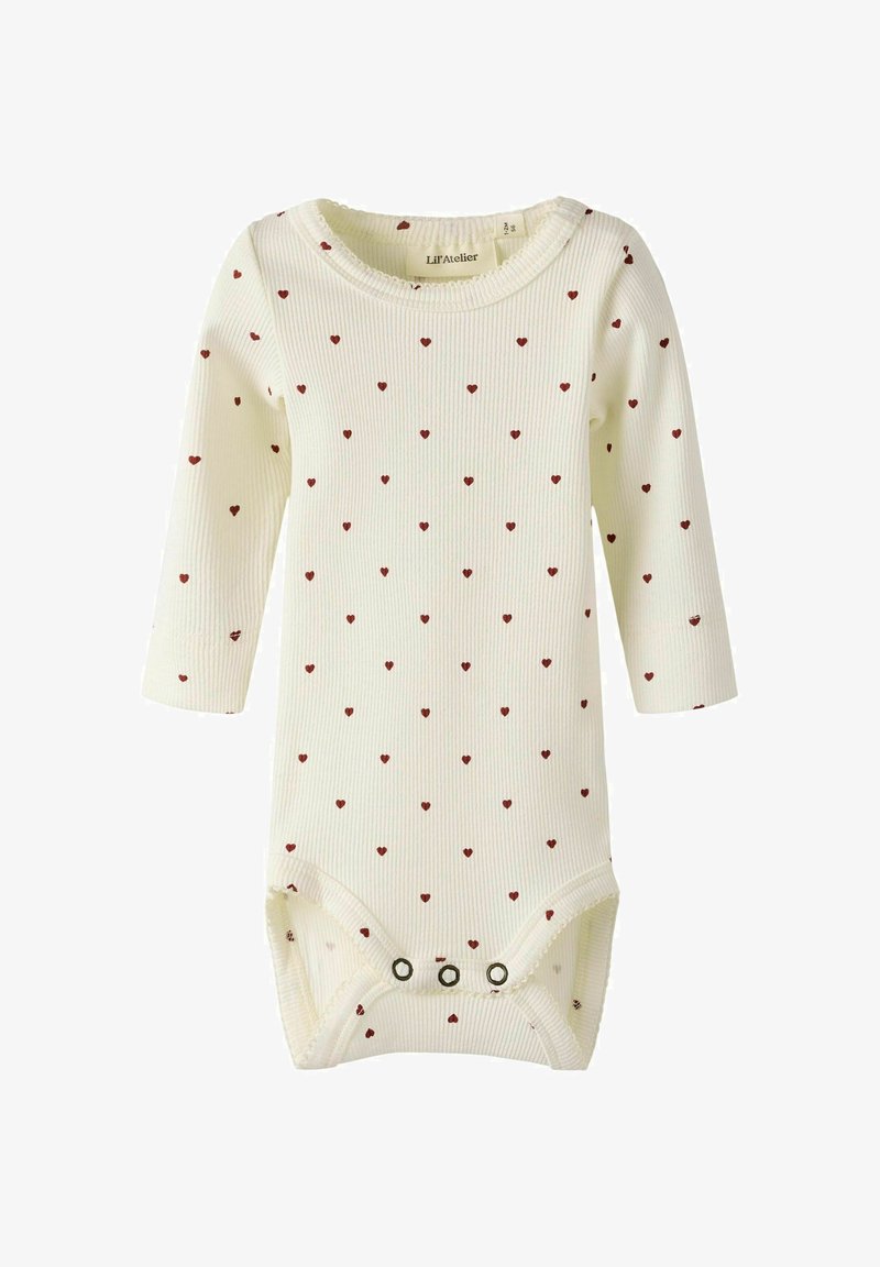 Kremowy bodziak dla niemowląt z długim rękawem, charakteryzujący się prążkowaną teksturą i małymi czerwonymi serduszkami rozrzuconymi po całej tkaninie. Zapięcie na napy u dołu.